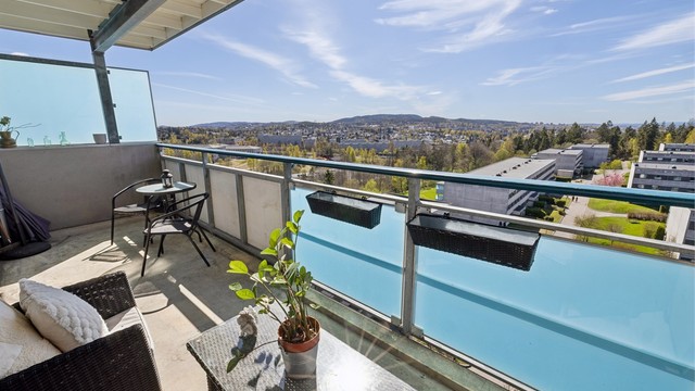 Fra balkongen får du en åpen og fri utsikt mot grøntområder og horisonten, et perfekt sted for rekreasjon.