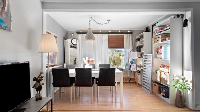 Spisestue med plass til spisebord og naturlig lysinnslipp fra vindusflatene.