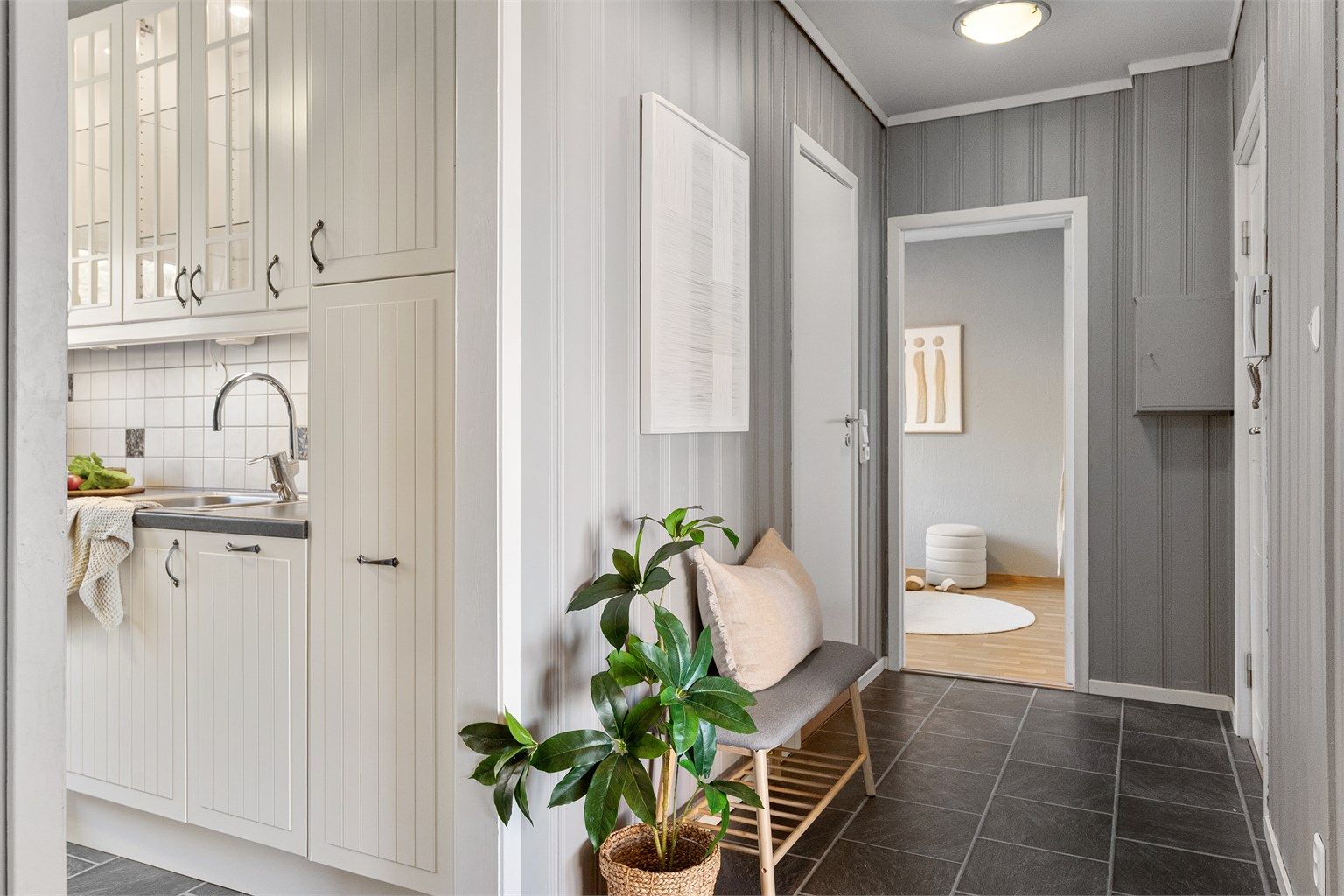 - Det første som møter deg over dørstokken er en romslig gang med plass til å henge fra seg yttertøy -