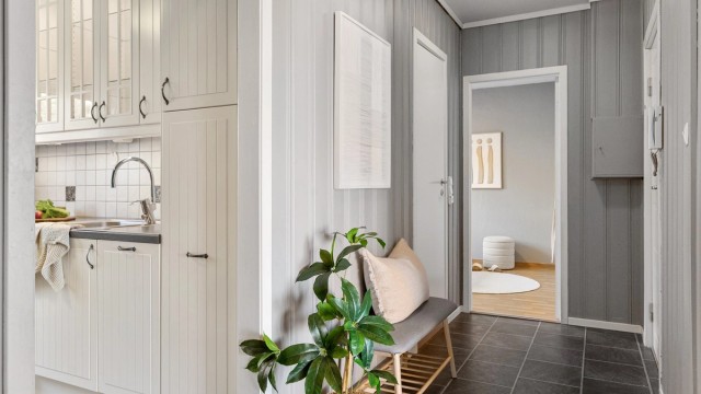 - Det første som møter deg over dørstokken er en romslig gang med plass til å henge fra seg yttertøy -