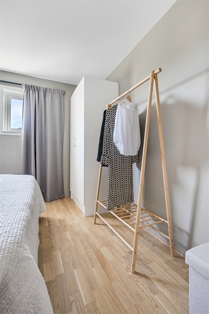 Rommet er lyst og vender bort fra fellesarealer.