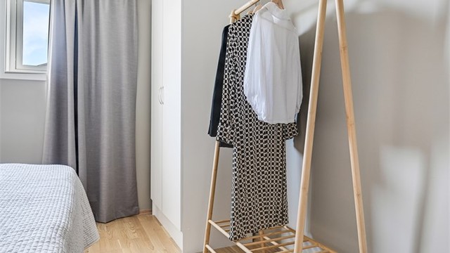 Rommet er lyst og vender bort fra fellesarealer.
