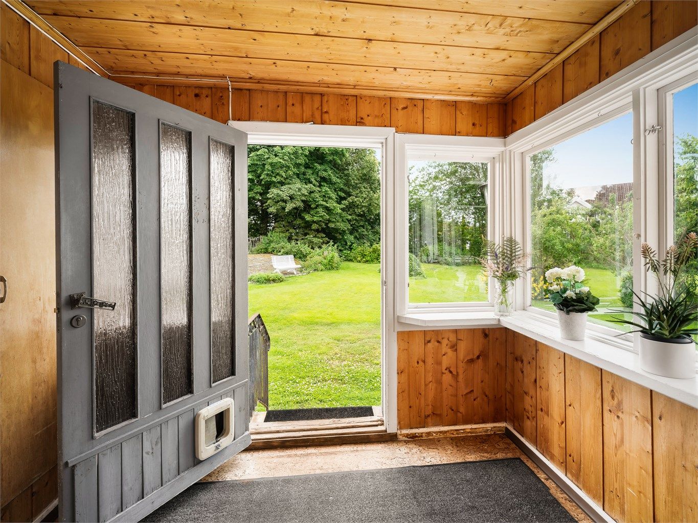 Felles entré med faste garderobeskap.