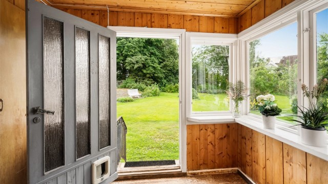 Felles entré med faste garderobeskap.