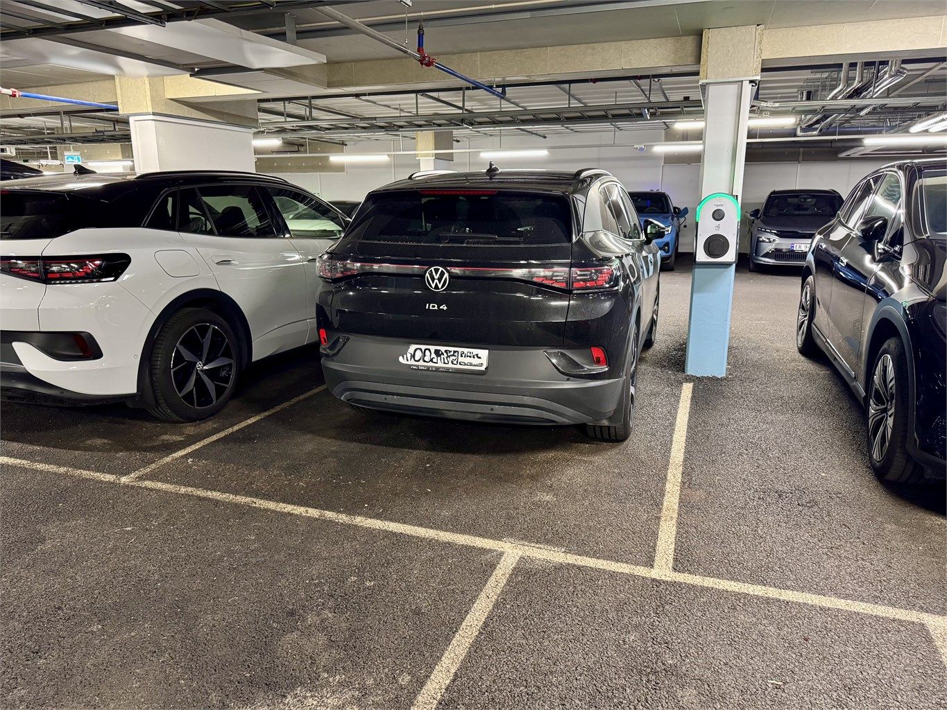 Det medfølger bruksrett til garasjeplass nummer 32 i borettslagets garasjeanlegg i kjelleren. 