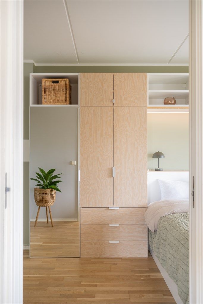 Et av skapene har speilfront, som bidrar til å øke romfølelsen.