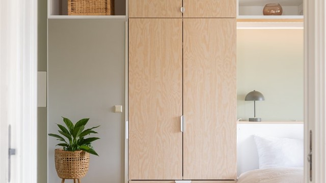 Et av skapene har speilfront, som bidrar til å øke romfølelsen.