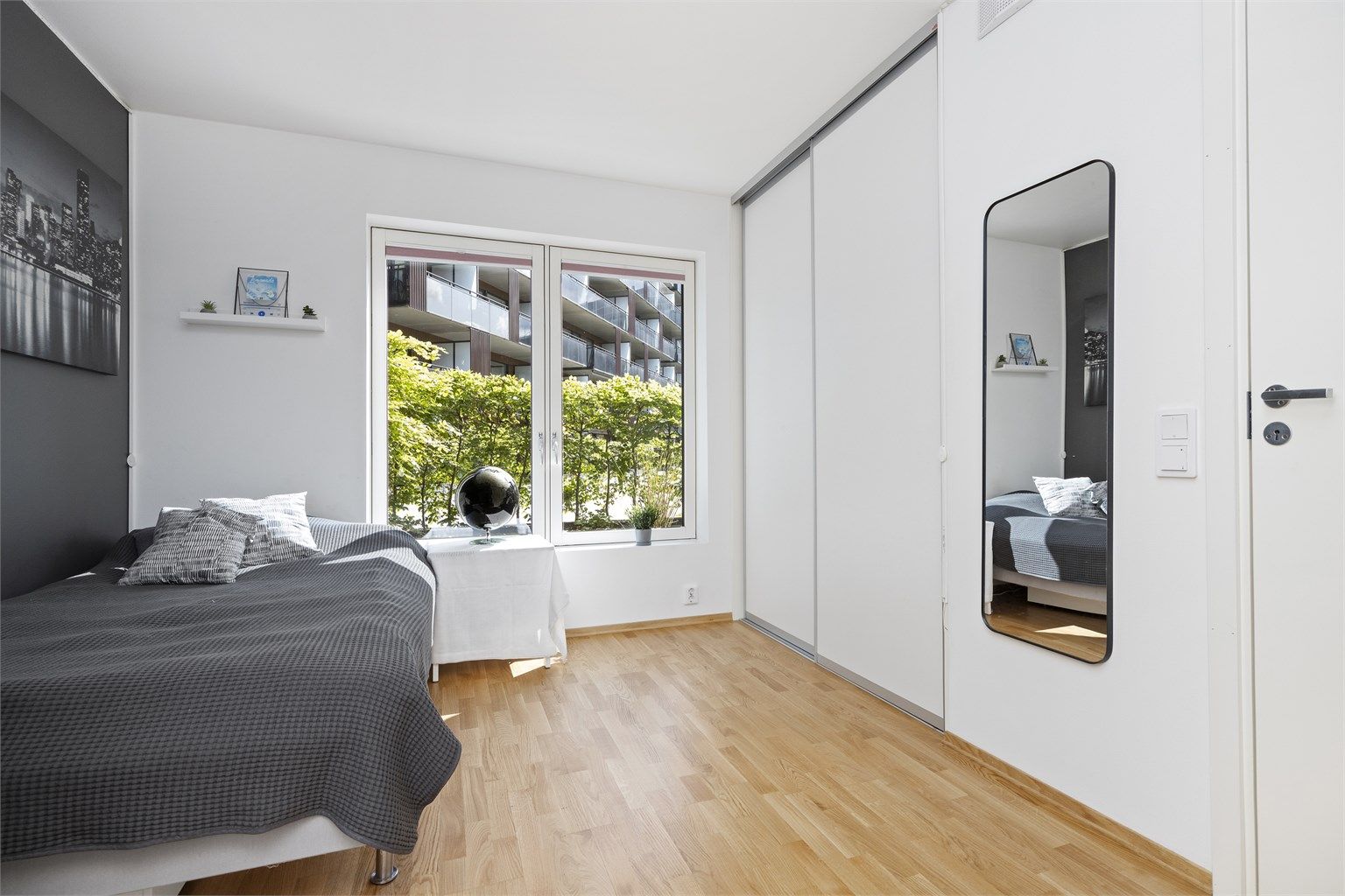 Soverom III - Leiligheten er i dag utformet som en 4-roms leilighet med 3 soverom, 2 bad og 1 kjøkken, men kan enkelt gjøres om til en 3-roms med egen 1-roms hybeldel som består av stue/soverom/kjøkken med eget bad. Se alternativ plantegning