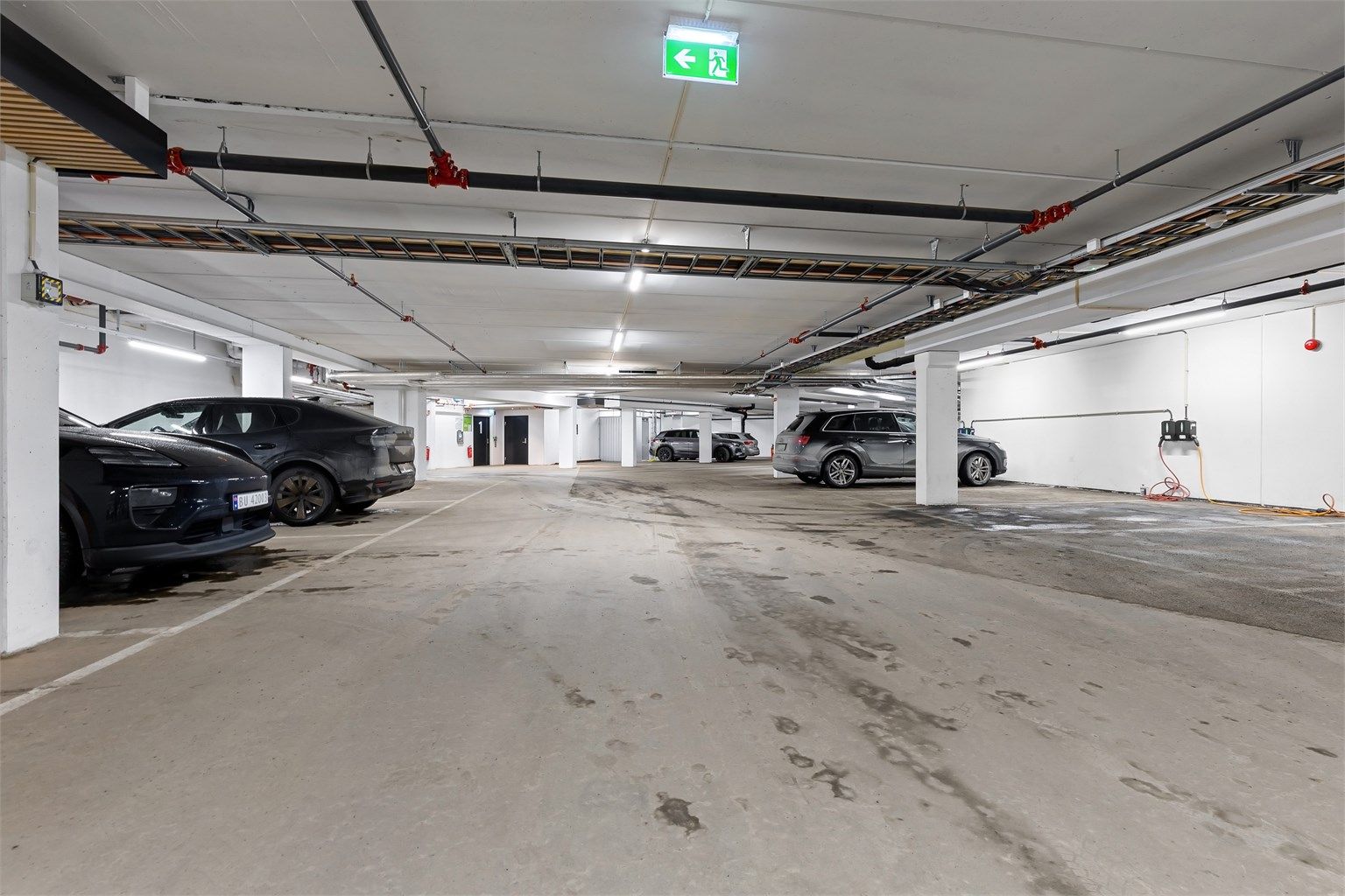 Med leiligheten følger én garasjeplass (nr. 119) som tillegg til seksjonen. Det er elbil-lader på plassen