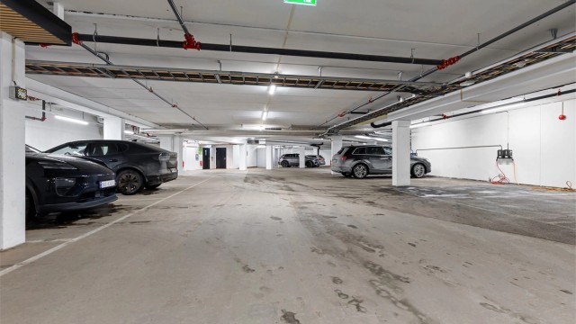 Med leiligheten følger én garasjeplass (nr. 119) som tillegg til seksjonen. Det er elbil-lader på plassen