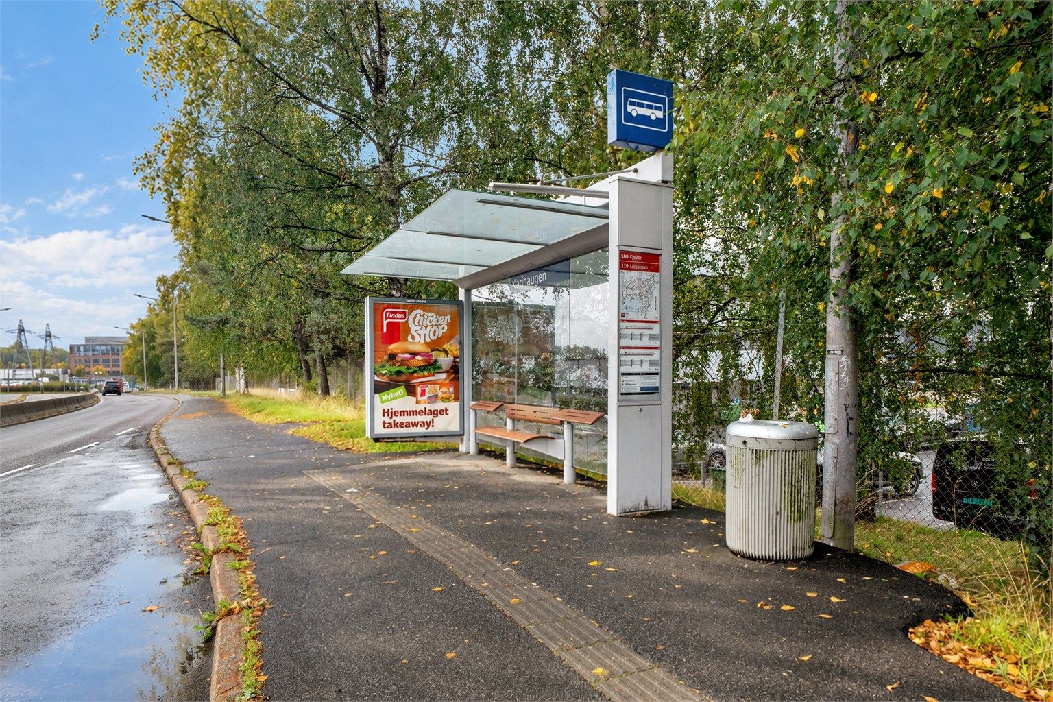 Karihaugen bussholdeplass med hyppige avganger mot Oslo og Lillestrøm.