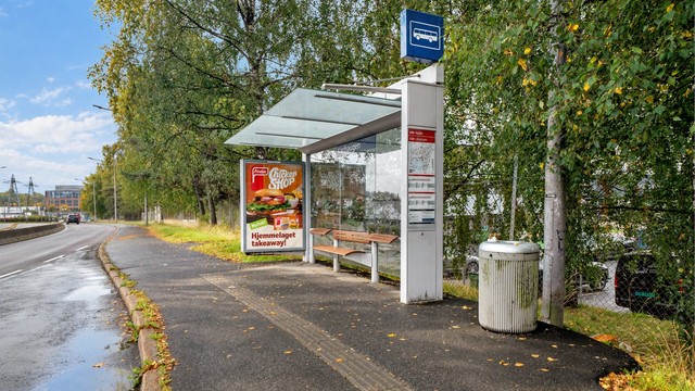 Karihaugen bussholdeplass med hyppige avganger mot Oslo og Lillestrøm.