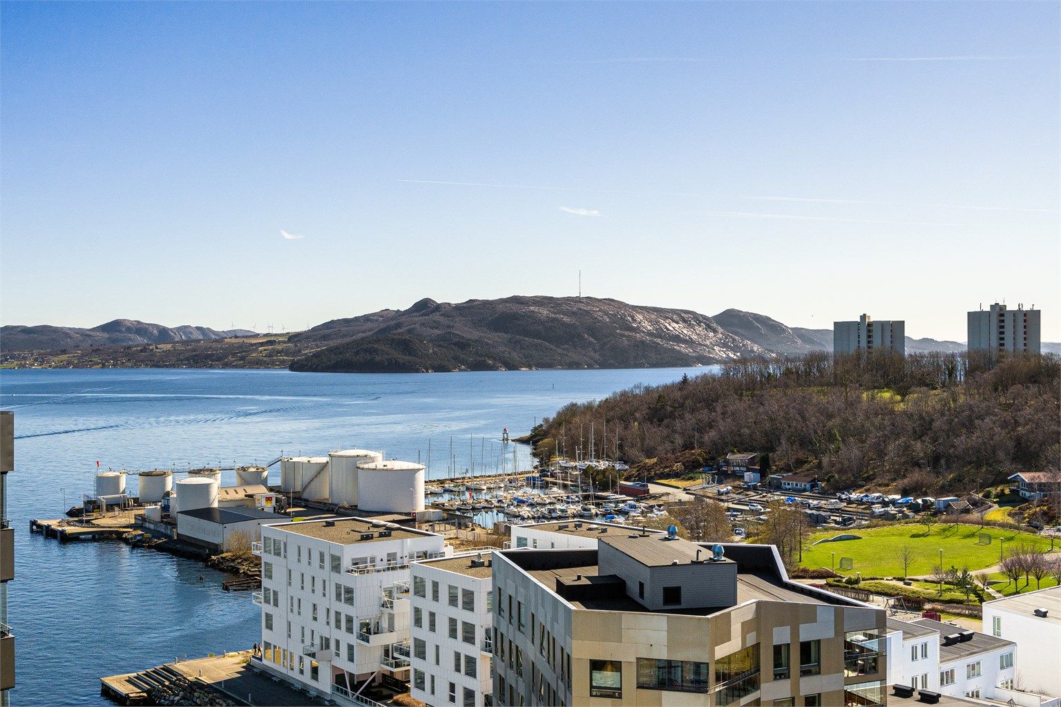 Her er det bare å senke skuldrene og nyte det maritime livet utenfor.