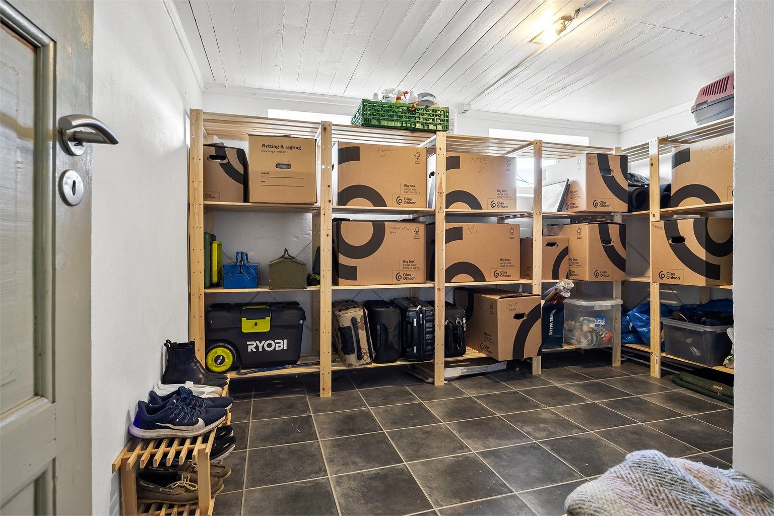 Disponibel bod med god plass til oppbevaring. Rommet er ikke tinglyst som en tilleggsdel til seksjonen, men sameiet har laget en egen avtale om eksklusiv bruksrett. Se salgsoppgaven for mer informasjon.