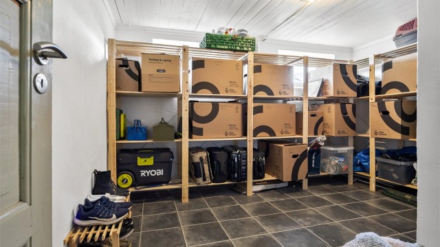 Disponibel bod med god plass til oppbevaring. Rommet er ikke tinglyst som en tilleggsdel til seksjonen, men sameiet har laget en egen avtale om eksklusiv bruksrett. Se salgsoppgaven for mer informasjon.