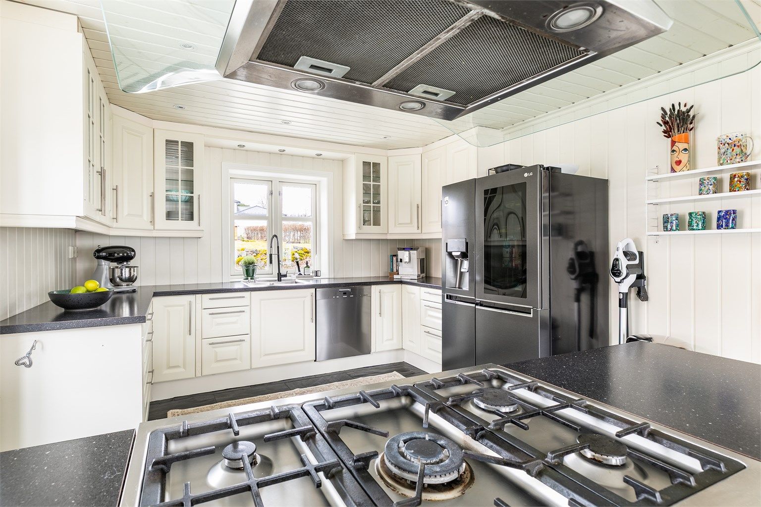 Kjøkkenet er meget praktisk å benytte i hverdagen. Arbeidsflatene er store og oppbevaringsmulighetene mange.