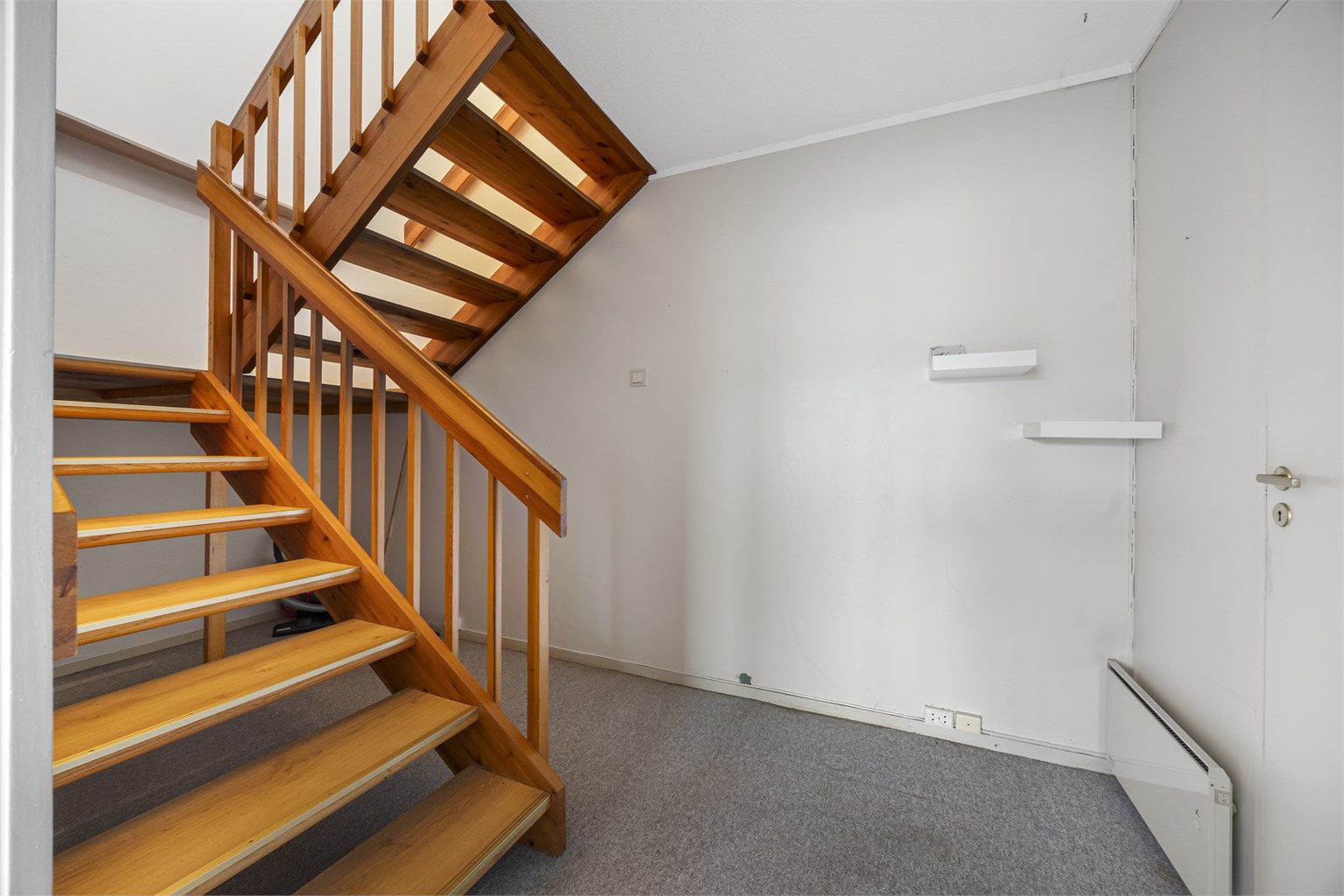 I areal rundt og under trappen er det godt potensial til oppbevaringsløsninger. 