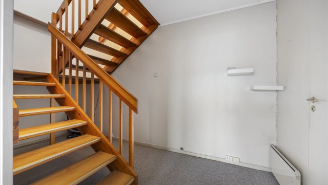 I areal rundt og under trappen er det godt potensial til oppbevaringsløsninger.