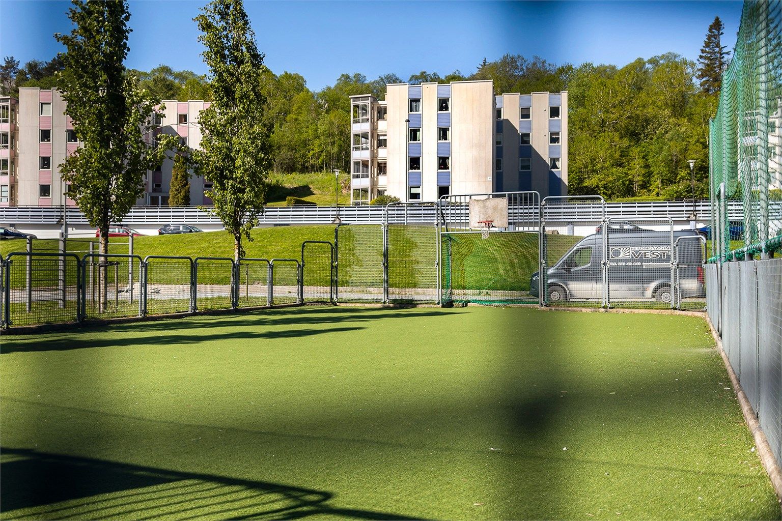 - Uteområdet legger tilrette for en aktiv hverdag med både ballbinge og turmuligheter -
