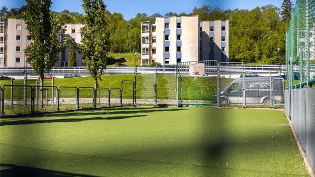 - Uteområdet legger tilrette for en aktiv hverdag med både ballbinge og turmuligheter -