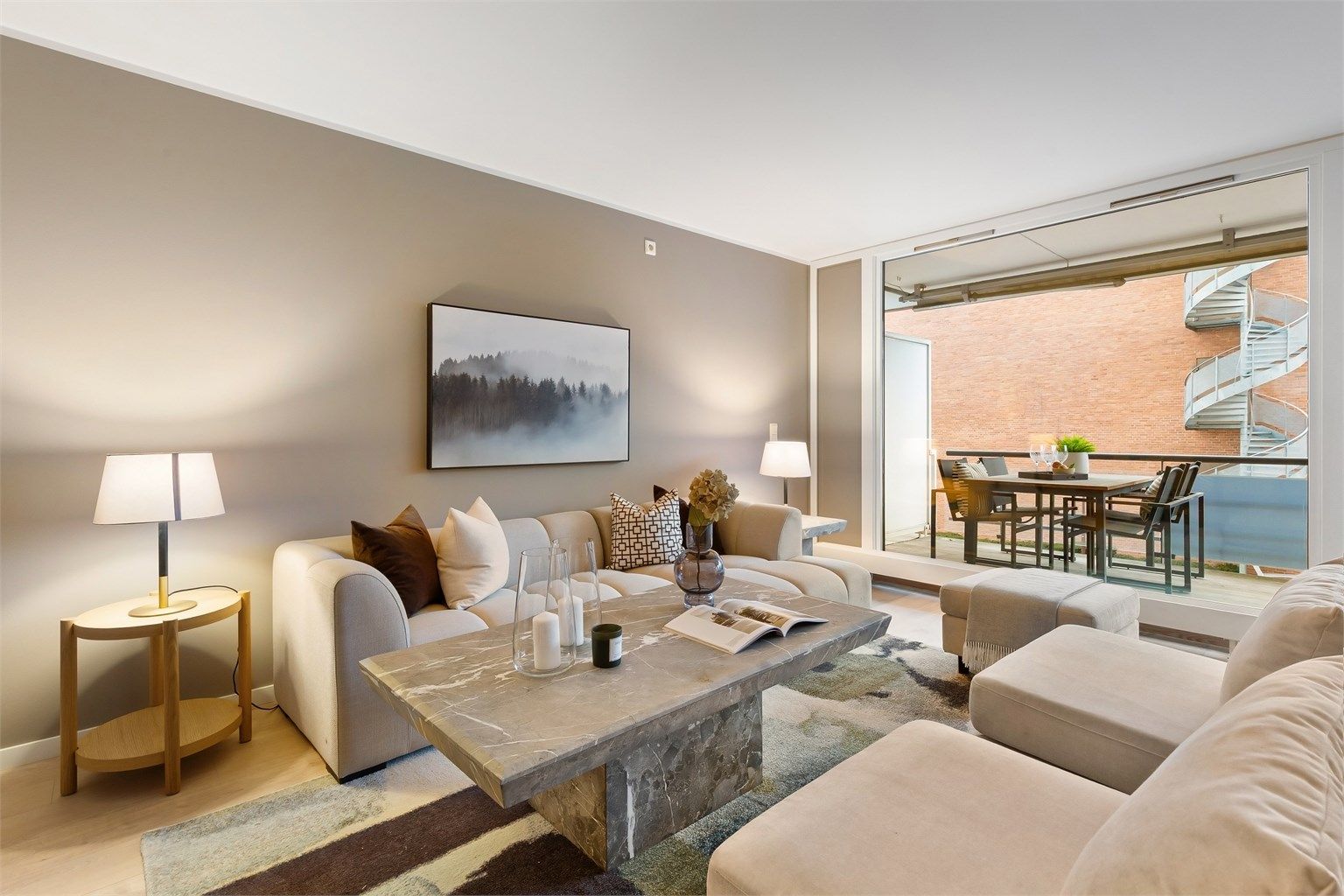 Oppvarming via radiatorer med vannbåren varme sikrer en jevn og behagelig innetemperatur.