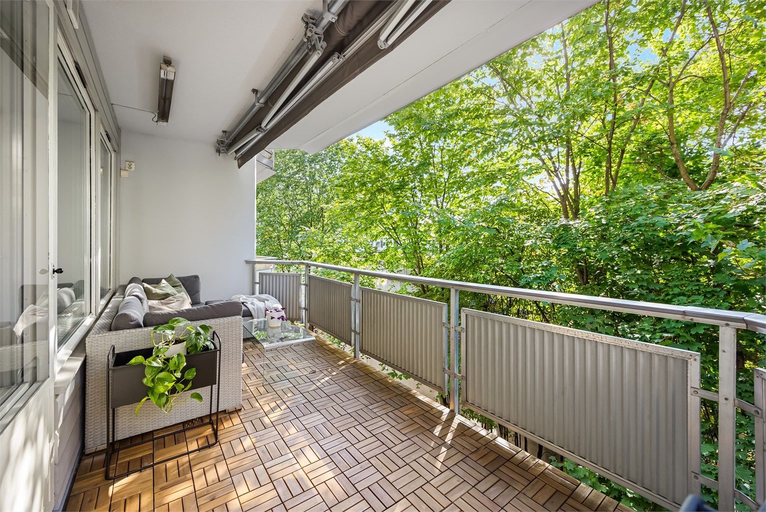 Balkongen er på romslige 10 kvm, og har fine solforhold fra ca. 11.30 - 17.00 på sommerstid i følge selger. 