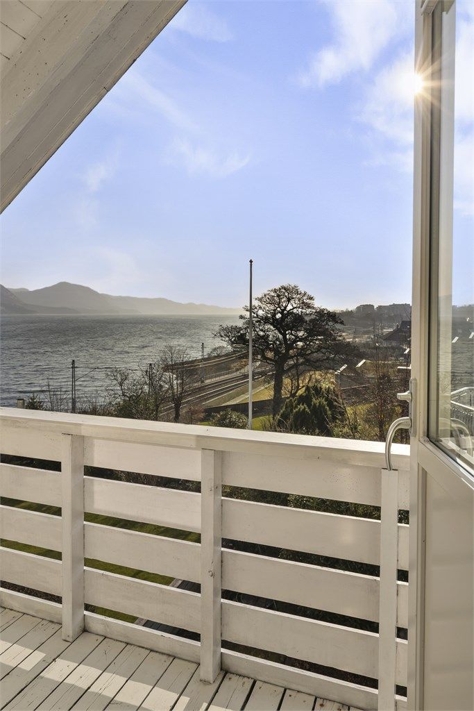 Balkongen gir en ekstra dimensjon til hovedsoverommet og en privat uteplass.