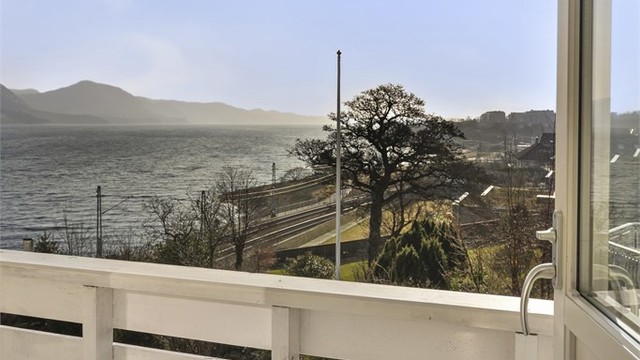 Balkongen gir en ekstra dimensjon til hovedsoverommet og en privat uteplass.