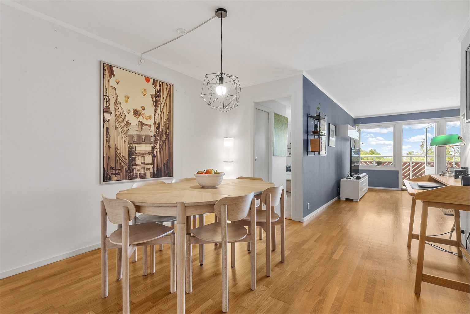 Velkommen til Huldreveien 39, presentert av Terje Tveit i Krogsveen! Gjennomgående 4-roms leilighet, med 2 balkonger! 