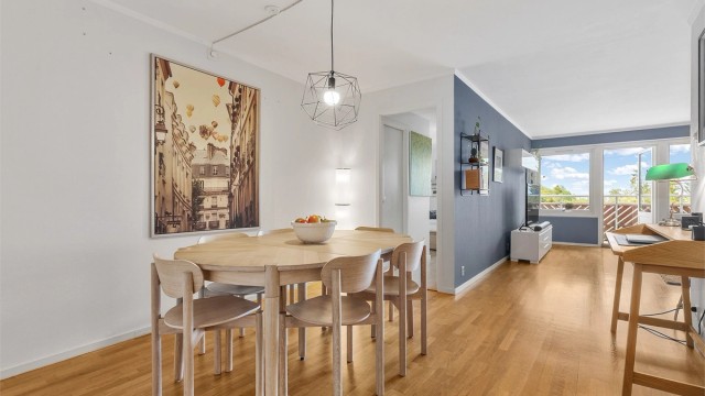 Velkommen til Huldreveien 39, presentert av Terje Tveit i Krogsveen! Gjennomgående 4-roms leilighet, med 2 balkonger!