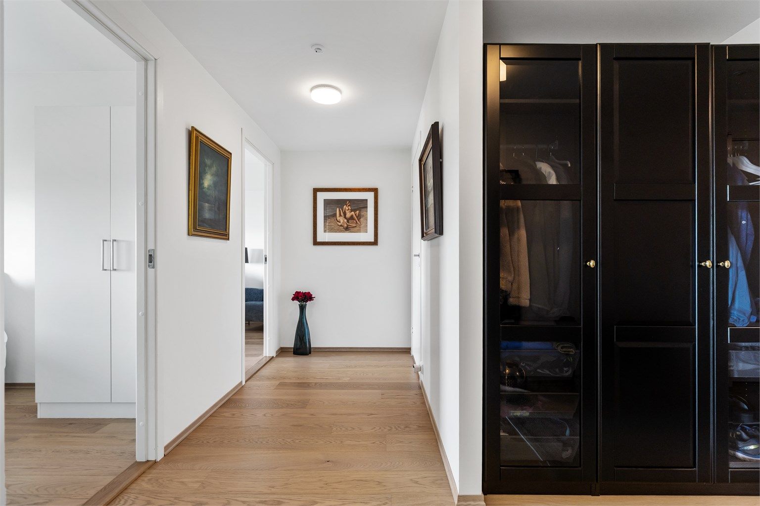 Leiligheten har en klar og funksjonell soneinndeling.