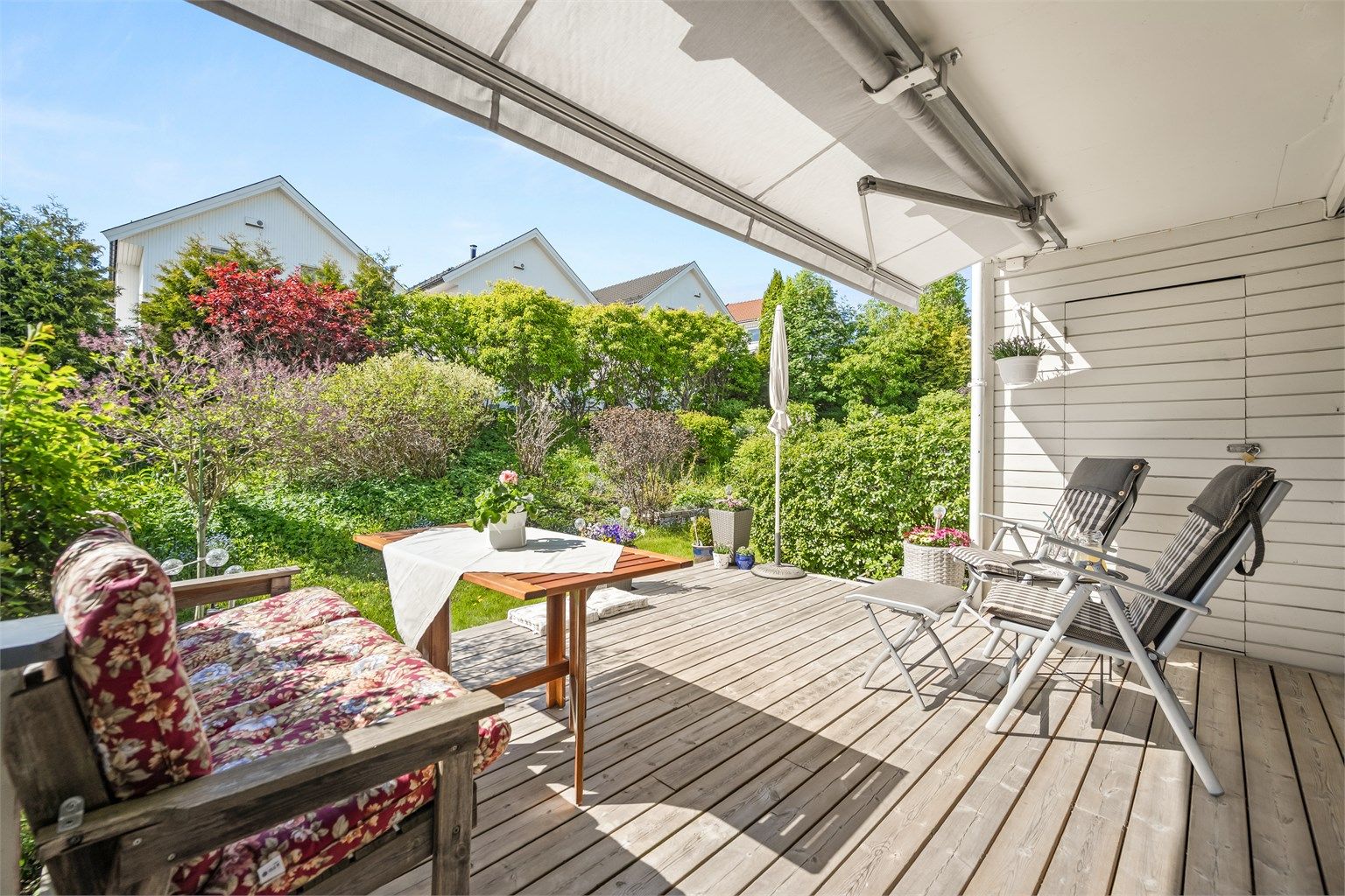 Romslig, nordvestvendt terrasse på 17 m² med god plass til utemøbler og praktisk bod på 3 m² rett ved uteplassen.