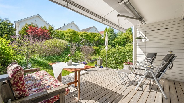 Romslig, nordvestvendt terrasse på 17 m² med god plass til utemøbler og praktisk bod på 3 m² rett ved uteplassen.