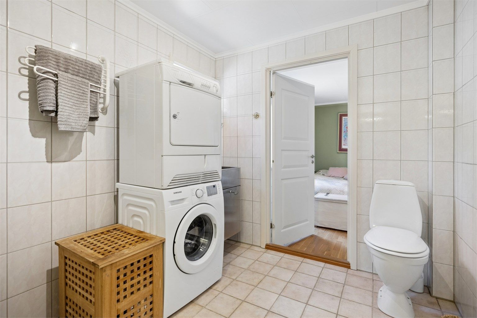 Badet har romslig plass for vaskemaskin og tørketrommel. Rommet har adkomst til soverom og stue. 