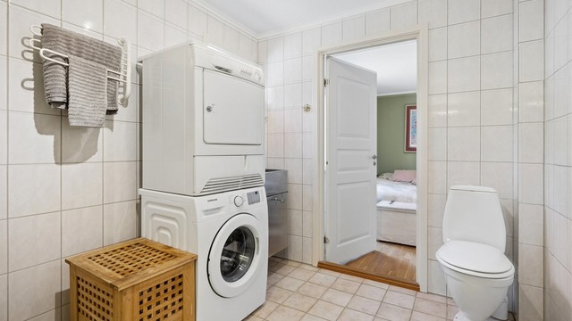 Badet har romslig plass for vaskemaskin og tørketrommel. Rommet har adkomst til soverom og stue.