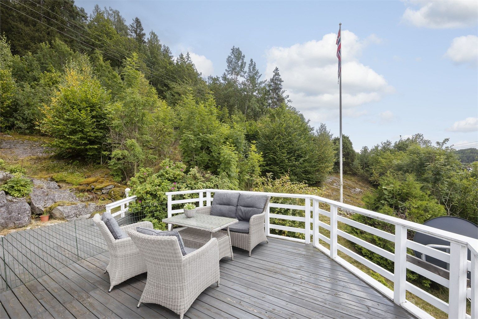 Totalt har eiendommen terrasser/veranda på ca. 91kvm