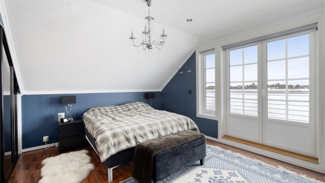 Stor skyvedørsgarderobe i hovedsoverom