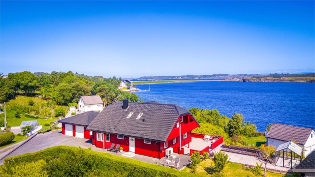 - Velkommen til det perfekte livet på landet, like ved sjøen. Herdlesundet 38 er en nydelig eiendom med enebolig, dobbel garasje, drivhus og sjøtomt-