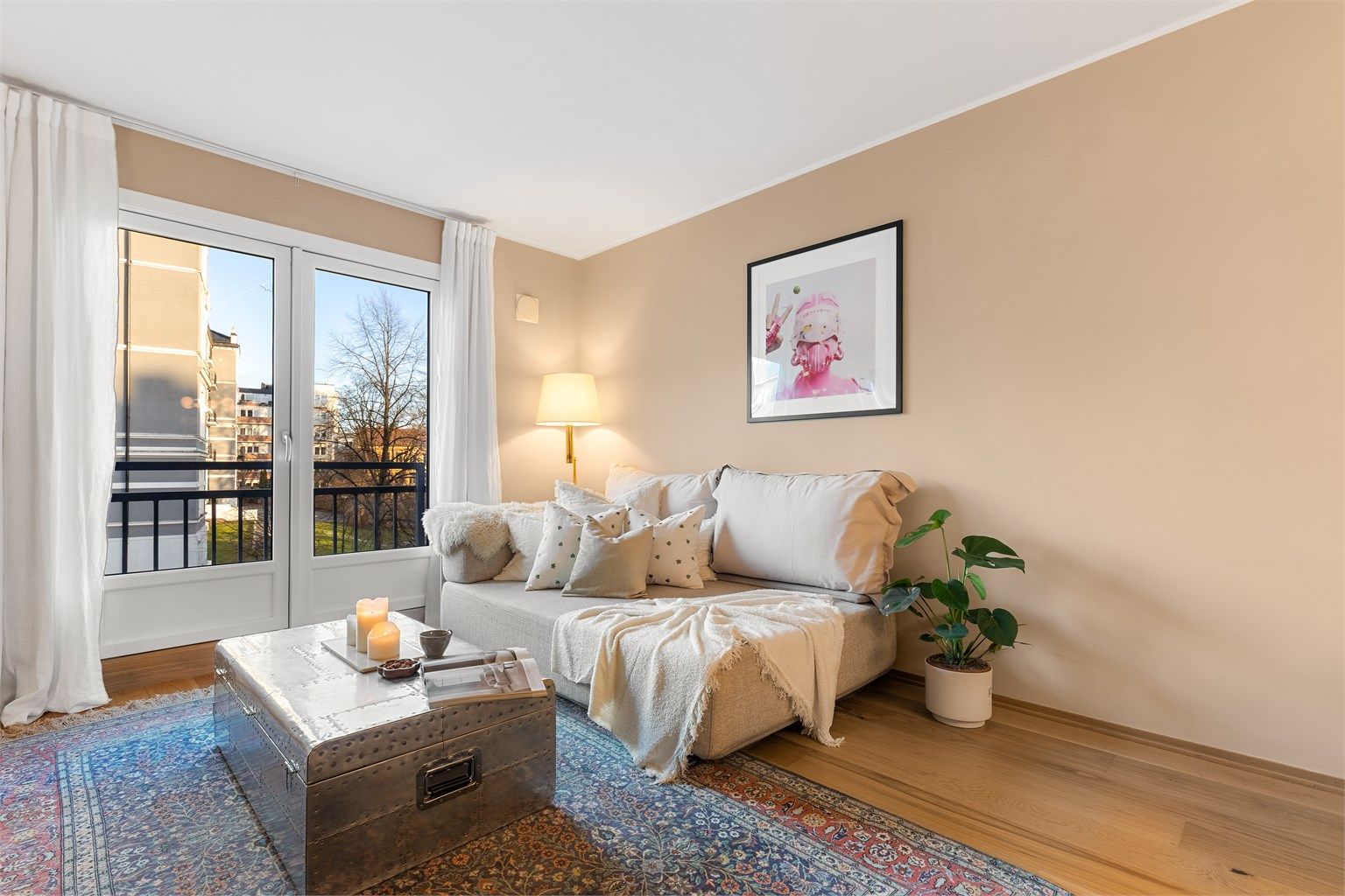 Stuen er av god størrelse med plass til sofa, salongbord og TV-seksjon.