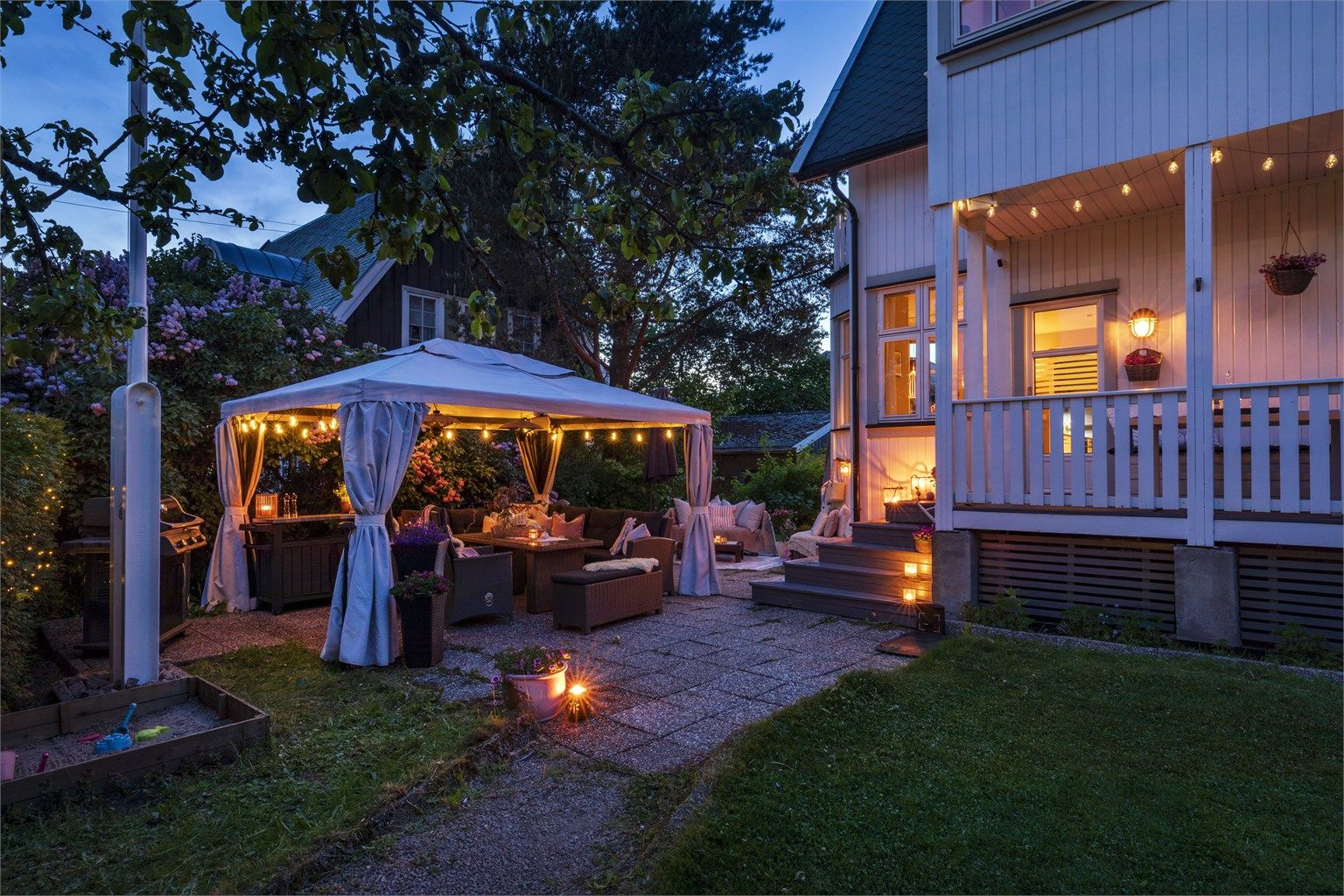 Eiendommen er en sjarmerende villa med en seksjon i 1. etasje + kjeller og en seksjon i 2. etasje + loft. Et nydelig hjem med sjel.