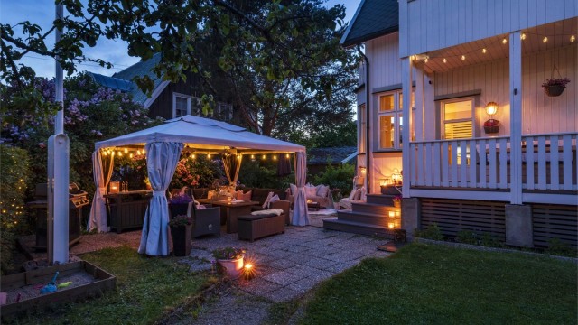 Eiendommen er en sjarmerende villa med en seksjon i 1. etasje + kjeller og en seksjon i 2. etasje + loft. Et nydelig hjem med sjel.