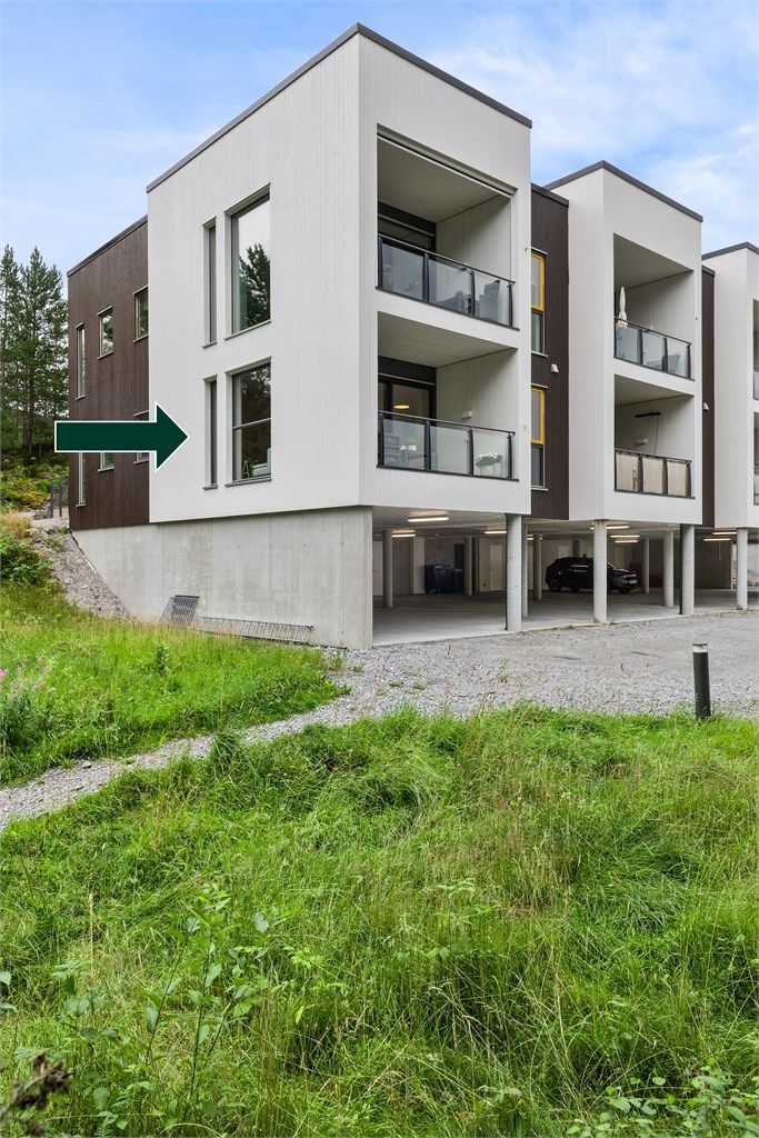 Leilighten er beliggende i 1. etasje på enden i feltet og grenser mot skog og friarealer 