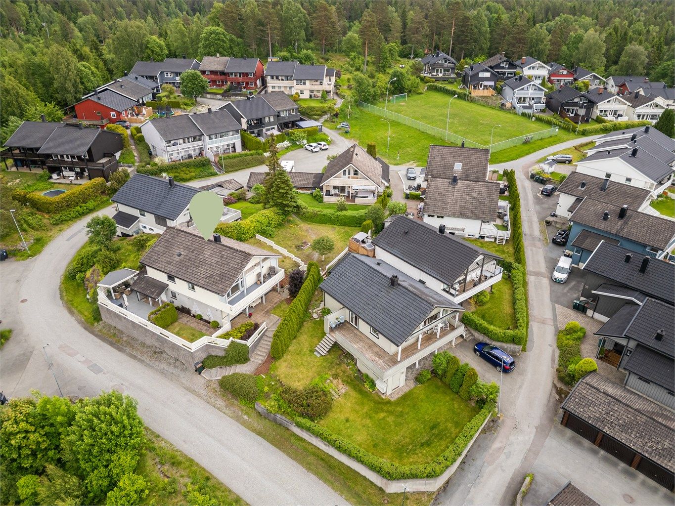 Det er umiddelbar nærhet til kommunal ballplass. 