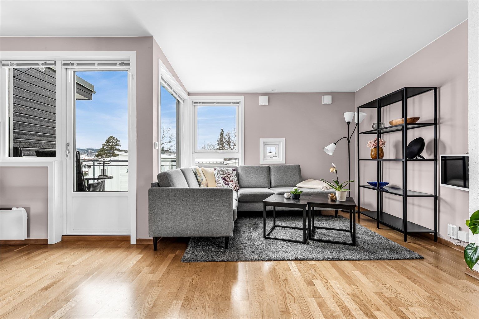 Dette er en velholdt og delikat 2-roms hjørneleilighet fra 2008 med god planløsning og fine fasiliteter. Foto: Isnitt.