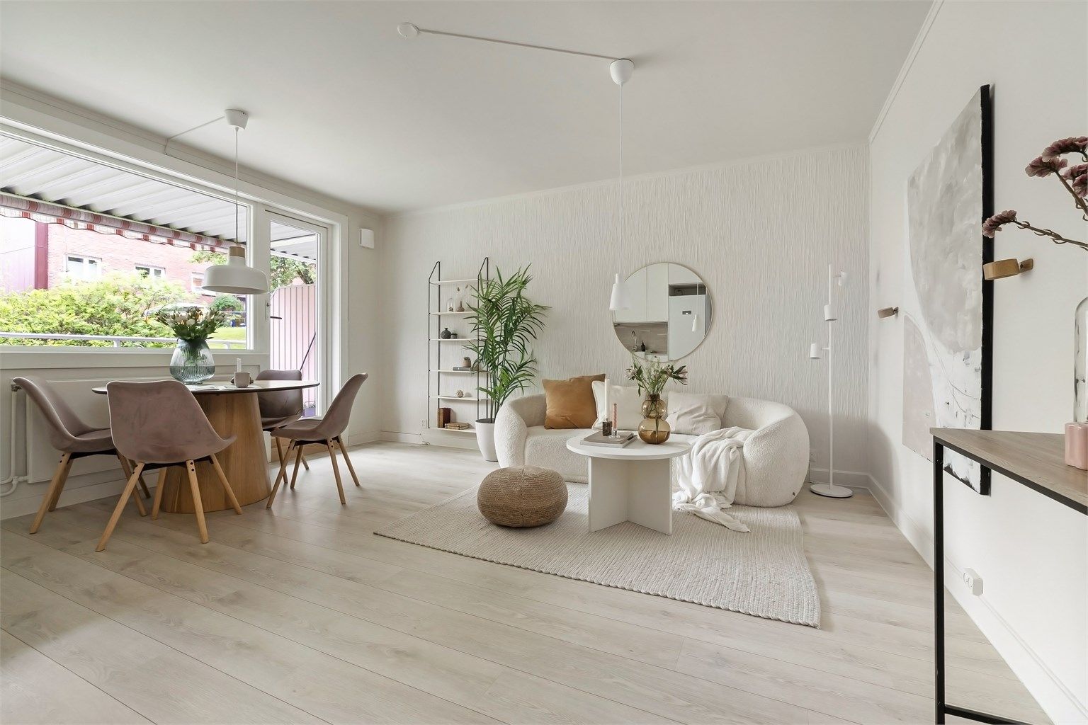 Lys stue med naturlig plass til sofagruppe og spisebord.