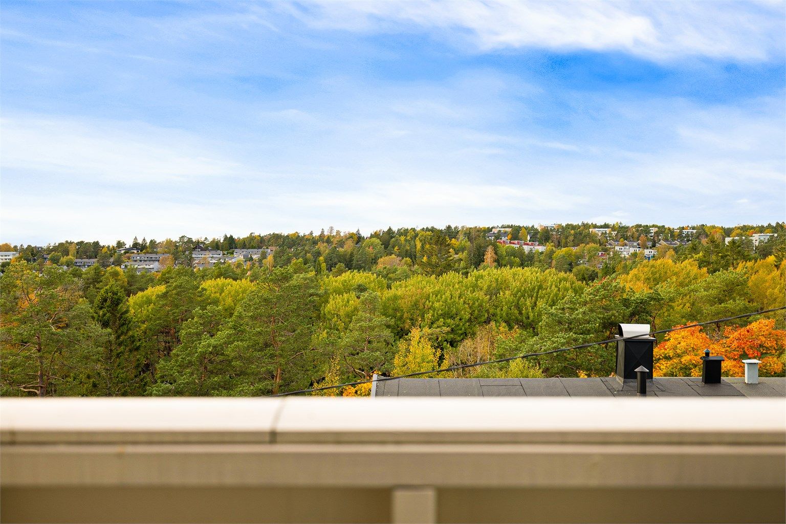 På balkongen sees nær 180 grader vid utsikt. Innsyn er ikke tema.