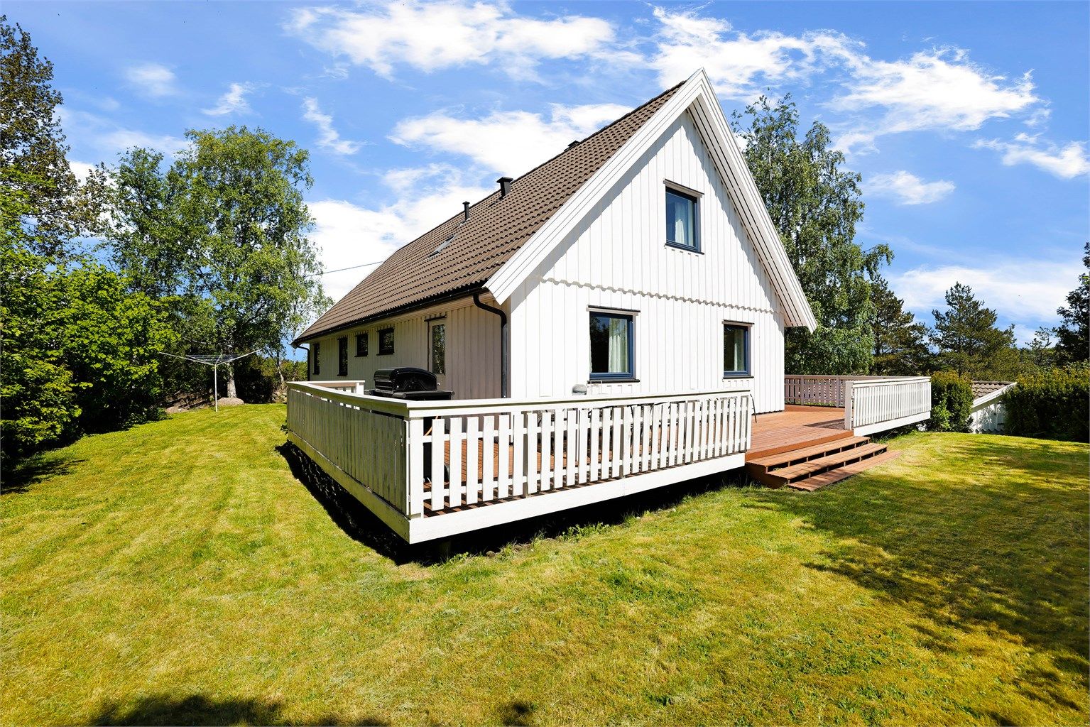 Eneboligen ble oppført i 1988 med en innholdsrik og praktisk romløsning.