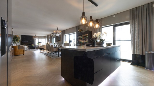 Funksjonell kjøkkenøy, gode arbeidsflater og en sosial utforming gjør kjøkkenet til et naturlig samlingspunkt. En stor skyvedør leder ut til fransk balkong, hvor den flotte havutsikten kan nytes.