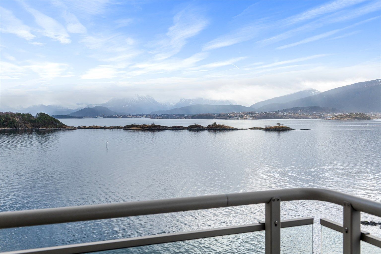 Flott utsikt mot Borgundfjorden og Sunnmørsalpane