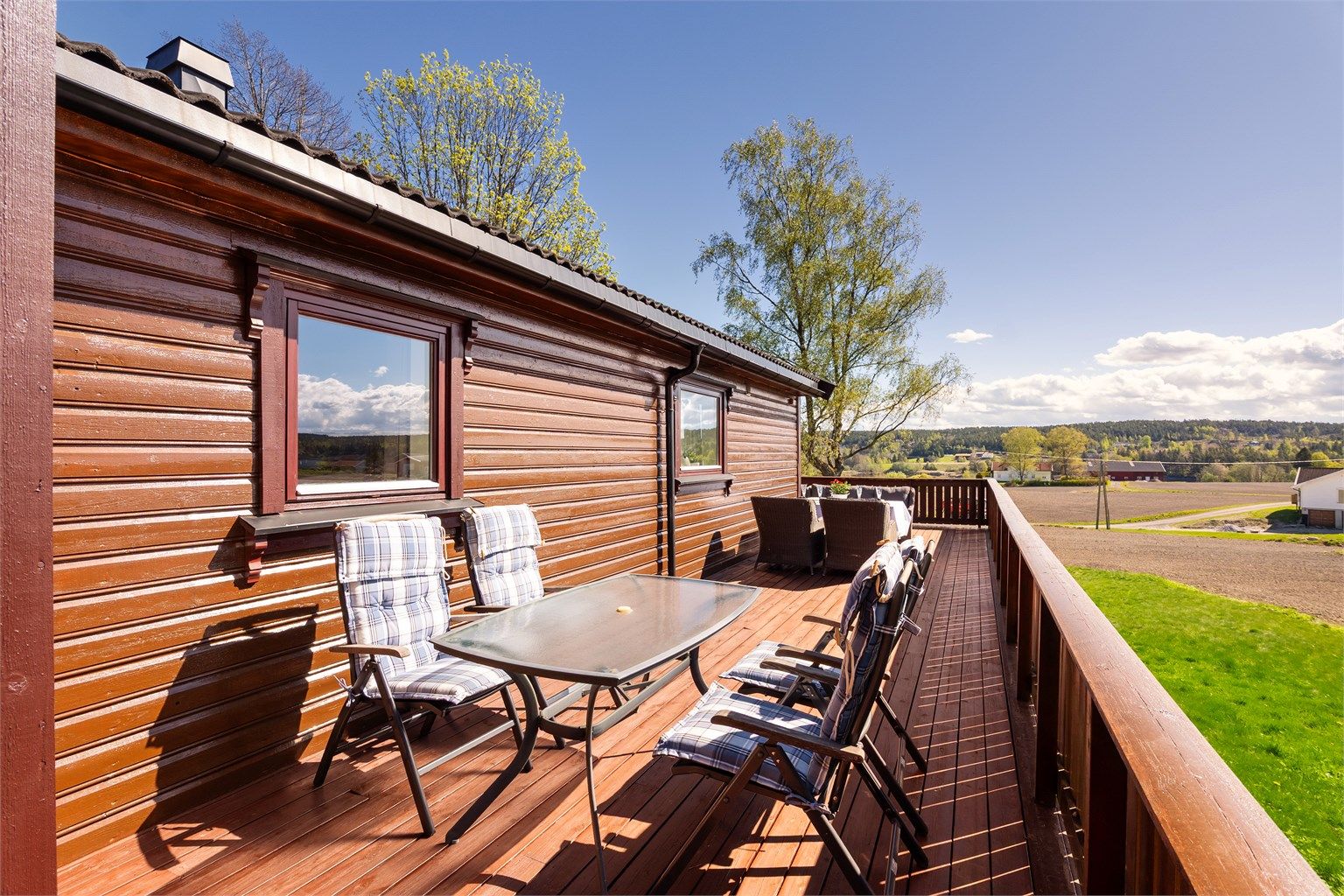 Solforholdene er upåklagelige. Sommerstid er det sol på den store terrassen fra morgen til utover kveld frem til ca kl 19.00
